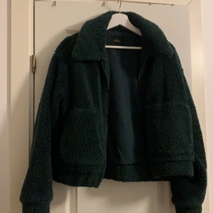 Urban outfiters Teddy jacka strl S  - En Teddy jacka i grönfärg, jackan är i ett bra skick. Jackan är lite större i storleken så funkar som en M också. 