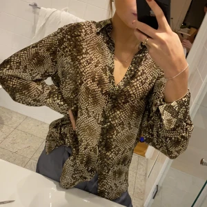 & other stories blus - Jättefint skick i orm mönster! Nypris 900 kr