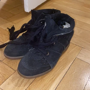 Isabel markant skor  - Säljer mina svarta isabel markant skor strl 37. Ser nästan ut som nya då jag endast använt dom ett fåtal gånger. 