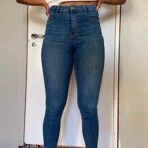 jeans skinny fit från Gina Tricot i modellen ”MOLLY”, extremt stretchiga och bekväma 