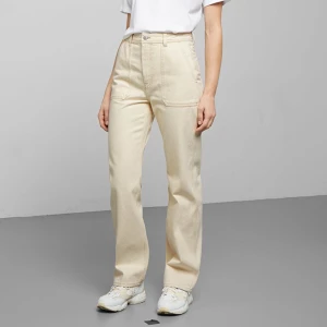 Weekday jeans - Supersnygga beige jeans från weekday. Knappt använda så i princip i nyskick. Storlek 34, aningen korta på mig som är ca 170 (har långa ben) men sitter annars perfekt. 230 kr+frakt, nypris:599