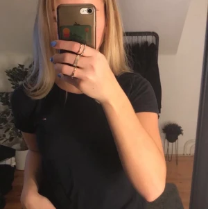 Tommy Hilfiger - Marinblå t-shirt från Tommy Hilfiger. Passar mig som vanligtvis har storlek xs-s