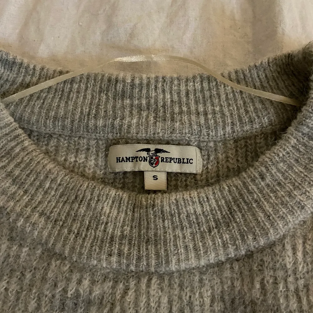 Stickad tjock tröja med alpacka ull. Aldrig använd. Tröjan kommer från Kappahl och deras märke Hampton Republic. Storleken är S. . Stickat.