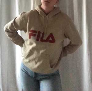 En beige hoodie med mörkrött tryck från Fila som är köpt på humana i Malmö, tycker mycket om!! ❤️🌝 den passar ungefär som S/M