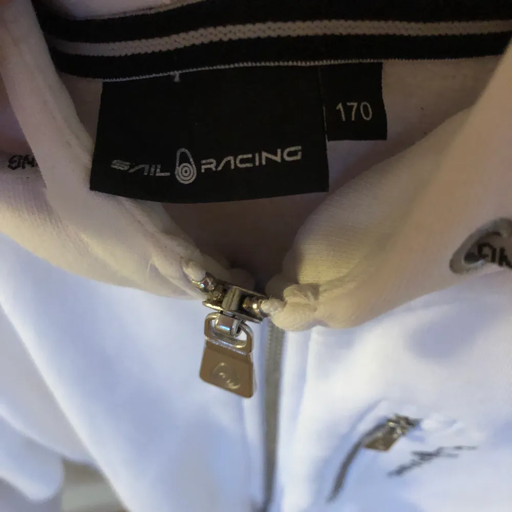 Sailracing hoodie från kidsbrandstore i storlek 170 men sitter lite oversized på mig som valigtsvis har S i tröjor. Nypris 900kr och tröjan är i bra skick! 300 exkl frakt. Hoodies.