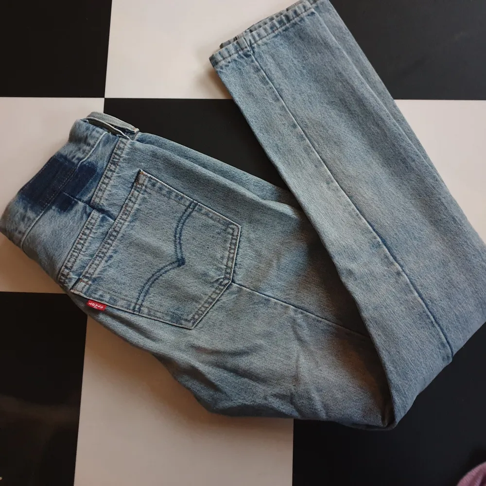 Nästintill oanvända, använda vid ca 3 tillfällen. Säljes pga att jag inte använder dem. Hoppas någon annan kan få glädje av dessa fina jeans. Frakten ingår i priset, men bor i Malmö så kan även möta upp. . Jeans & Byxor.