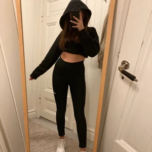 Nike Dri-Fit Träningstights i storlek S - Oanvända Nike träningstights i storlek S. De är som nya förutom att den vita loggan stretchas ut lite ibland men detta är knappt märkbart. De är för långa för mig som är 160. Köparen står för frakt (priset för frakten kommer senare)