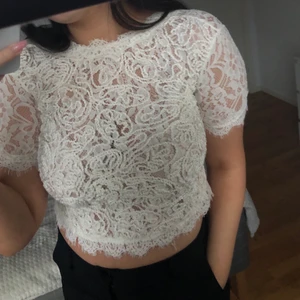 Zara topp vit - Vit topp från Zara i spets, säljer pga blivit för liten för mig. Strl S, i gott skick!