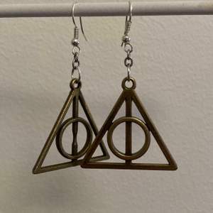 Coola Harry Potter örhängen i form av dödsrelik’s symbolen!                                                                         Har 3 styckwn (ej par)! 46 kr inkl frakt för två stycken samt 24 inkl frakt för endast en.                                           Hör endast av dig om du är intresserad av att köpa! Tack på förhand :).                                                        Endast ett örhänge kvar!!!