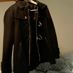 Kappa från Zara - Säljer denna svarta kappa från Zara. Köpt för ungefär 1 300kr🌟Jackan är i bra skick. Kontakta mig för mer info eller bilder💖Frakt på 100kr tillkommer om du vill ha den fraktad