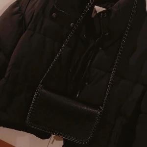 Axelremsväska med kedja  - Superfin axelremsväska med kedja. 