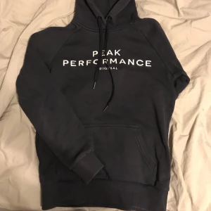 PEAK PERFORMANCE orginal - Mörkblå PEAK PERFORMANCE hoodie. Inte mycket använd, alltså är den i väldigt fint skick!! Frakt tillkommer utöver priset💓