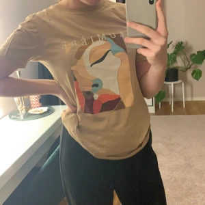 T-shirt - Cool t-shirt med häftigt tryck från ginatricot i storlek 36! Knappast använd och är i gott skick! Pris 50 kr + frakt❣️