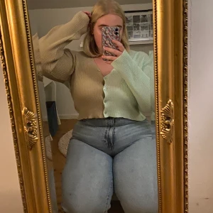 Två färgad kofta - Så snygg kofta från märket Daisy street i 90-tals stuk! Använd 2 gånger och i väldigt bra skick! Passar alla möjliga storlekar allt beroende på önskad passform. Köparen står för frakten på 59kr. 