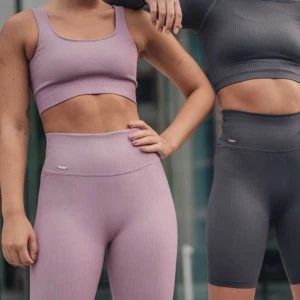 Aim’n Ribbed seamless set - Aim’n ribbed seamless set i färgen sunset haze 🌞 Strolek tights S, storlek topp XS. Använda 2 gånger. Hör av er vid frågor eller bilder!! 💕 Köpare står för frakten 60kr 📦 