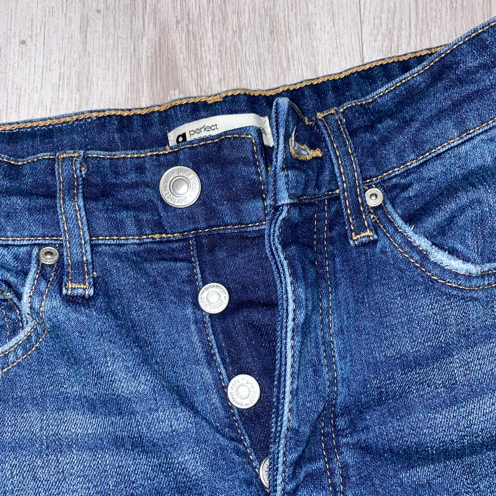 Sparsamt använda, i fint skick. Storlek: 36. Jeans från GINATRICOTs egna märke ”perfect jeans”. Highwaisted. Med slitningar. Kan skickas mot fraktkostnad. Fler bilder kan ordnas vid intresse. . Jeans & Byxor.