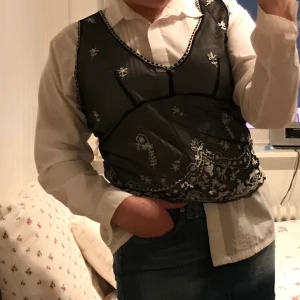 Genomskinlig ”väst”  - Säljer detta fina linne då den tyvärr inte kommer till användning. Storlek M. Köpare står för frakten💕