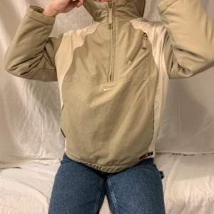 Nike Pullover Jacka  - Retro Nike pullover! Unik design med logga baktill, är fortfarande jättebra skick även fast använd. Fodrad med fleece så perfekt till vintern🤩