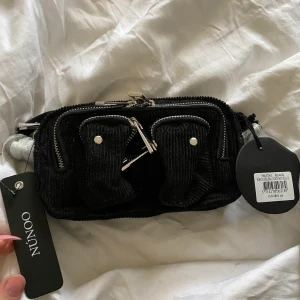 Núnoo - Helt ny Núnoo väska, vet varken modell eller storlek. Finns både ett kedjeband och ett vanligt. Köparen står för frakten 💞