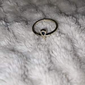En silvrig ring som inte kommer till användning, fått av släkting så vet inget om storlek osv. Köparen står för frakten