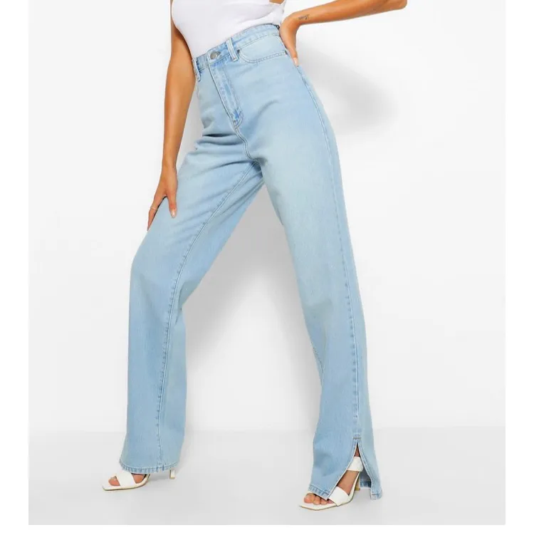 Säljer mina oanvända Booho jeans i tall modell. Älskar dem, dock för stora i midjan. Modell på bilden är 180. Riktigt snygga skall beställa en size mindre då dessa var lite för stora i midjan. Hör av dig vid intresse. Så skickar jag  fler bilder. 🥰 buda. Jeans & Byxor.