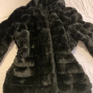 Jacka i ”fuskpäls” - Jacka från Vila, i fint skick. 