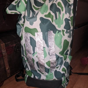 Adidas ryggsäck kamouflage - 40 L ryggsäck från adidas, utrustad med reflex och regntåligt material airflow längs ryggen.
