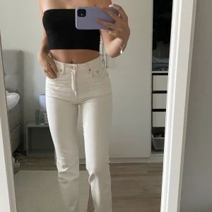 vita raka jeans - säljer mina vita raka jeans🥺💞🤩🤍