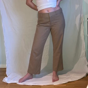 Beige kostymbyxor - Storlek 6, passar en S. 