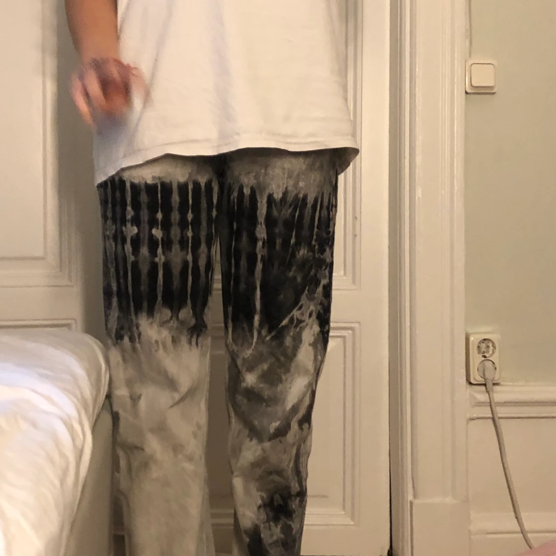 Grå o svart mönstrade jeans  - 90