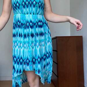 Blåmönstrad klänning från H&M som är lite kortare framtill. Storlek 36! 👗 5 plagg för 200 👗