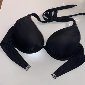 Svart bikini topp - Svart bikinitopp med push up. Storlek B. 