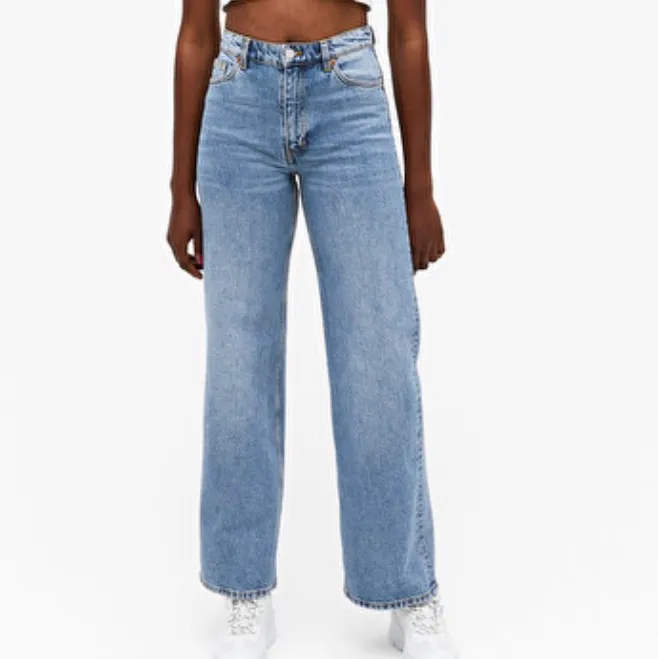 Populära Yoko jeansen från monki! Säljer då de är för små för mig. Köpte här på plick men aldrig använda av mig. Passar perfekt för mig som är 168. Kostar originellt 400kr. Jeans & Byxor.