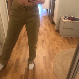 Beiga raka jeans!  - Skitsnygga beiga jeans! Köpta på second hand, väldigt långa i benen, passar både att vika upp och bara ha som dom är! 💗 jättebra passform går att ha både högmidjat och lågmidjat😋 