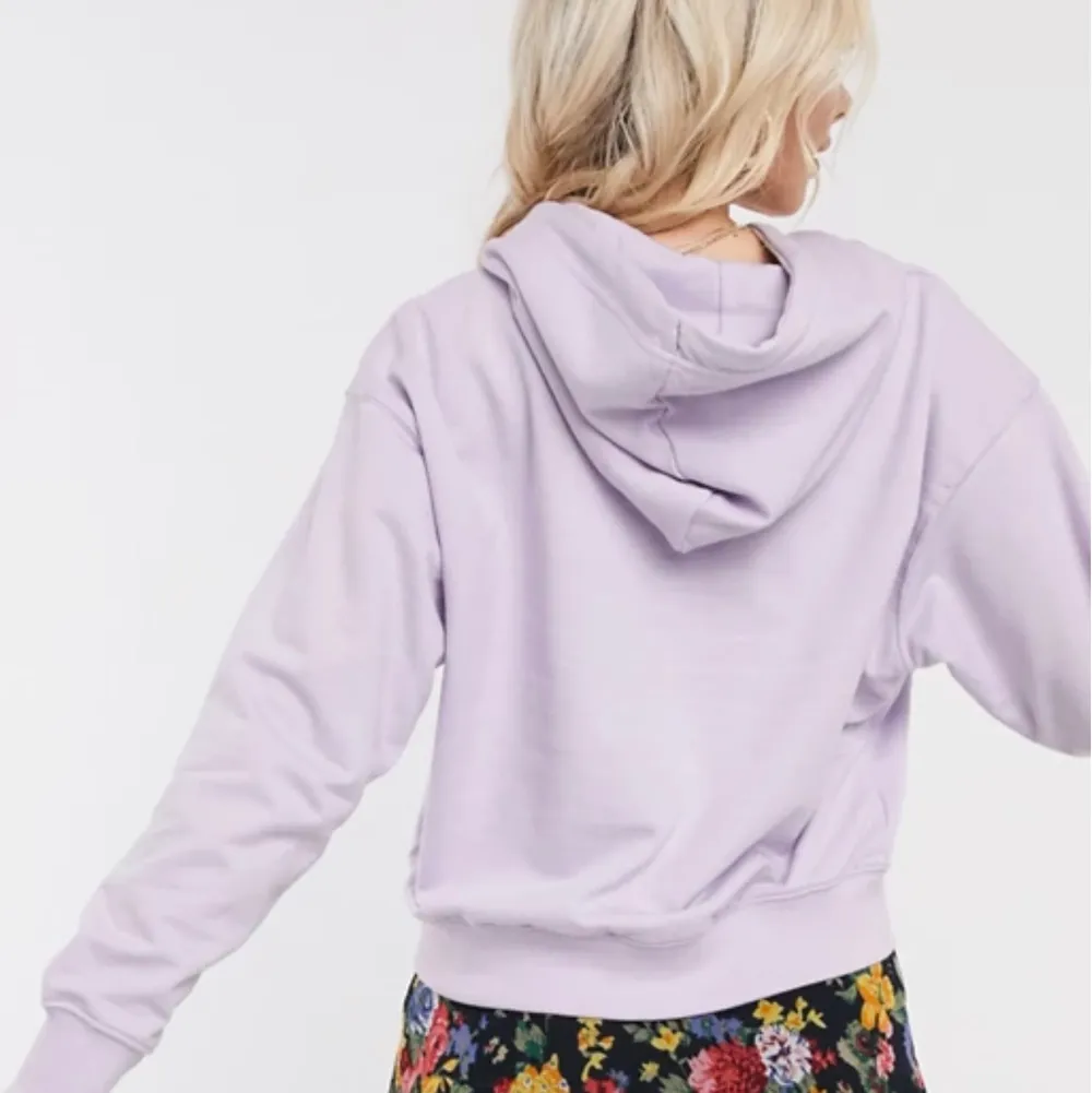 Pastell-lila hoodie med luva från lager 157, köpt i somras men har knappt använts så den är så gott som ny. Väldigt skönt material, skriv till mig privat för fler bilder 💘 *sista bilden ej min*. Hoodies.