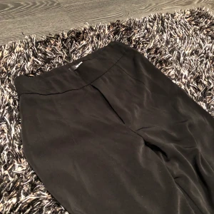 Kostymbyxor  - Utsvänga kostymbyxor från bik bok storlek 36, väldigt fint skick, använda 1 gång