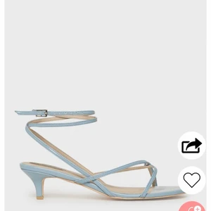 Ljus blåa klack skor  - Helt oanvända klack skor som ligger kvar i kartongen med prislappen osv på (bild bevis kan skickas)! Köpta från NELLY 💙😁