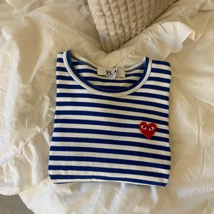 Comme des Garçons topp🤎 - Randig långärmad tröja från Comme des Garçons. Den är köpt på Plick så kan inte garantera till 100% att den är äkta, men enligt personen jag köpte den av är den det. Superfint skick! Väldigt liten i storlek, passar xs/s😇