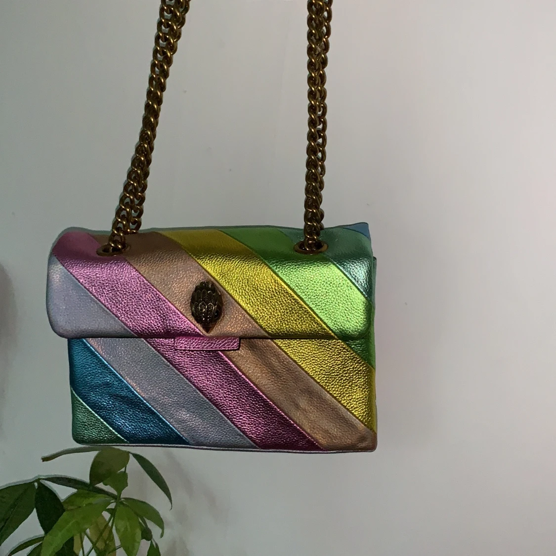 Säljer nu min väska från Kurt Geiger. Endast använd tre gånger. Säljer vid rimligt pris. Köpt för 2400kr