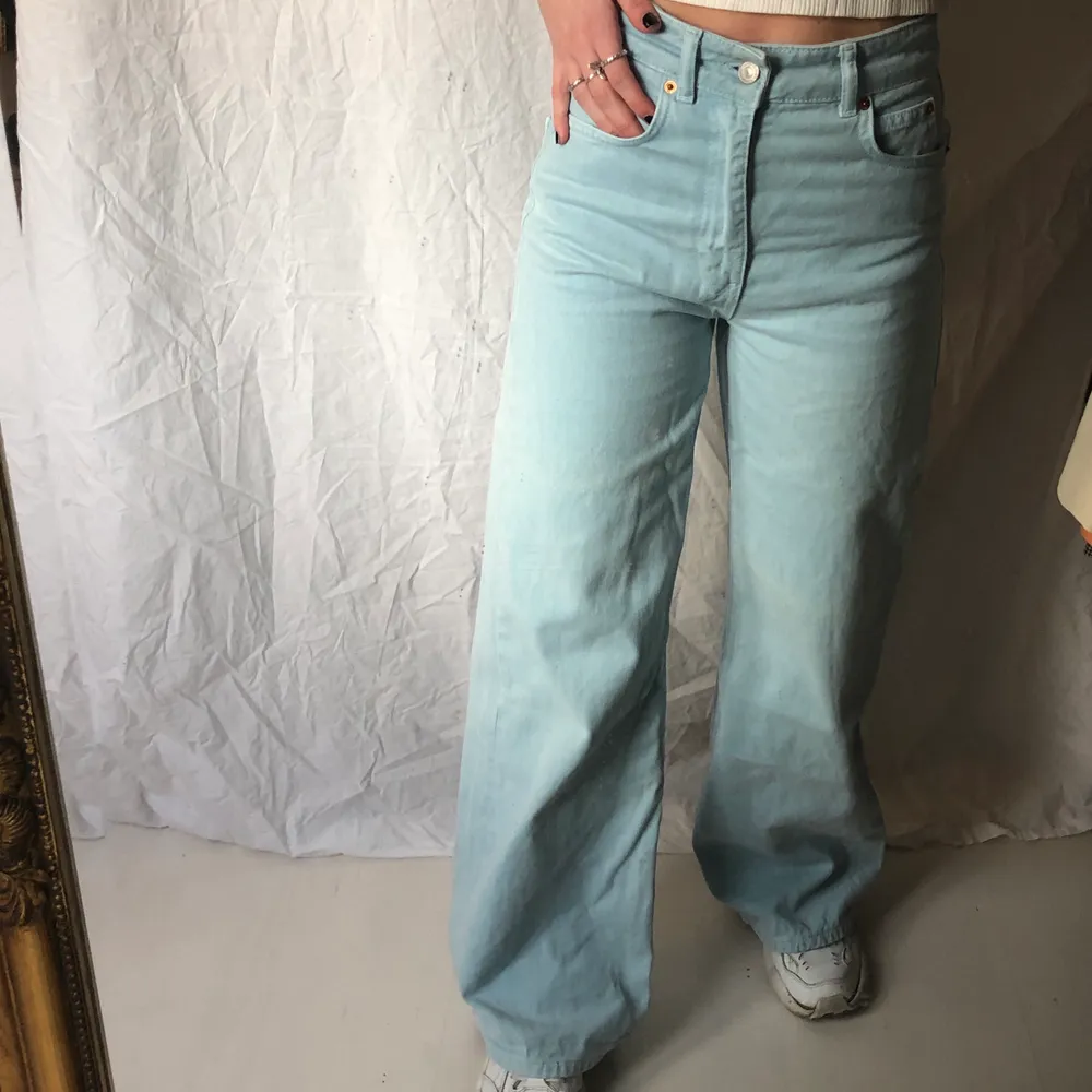 Jättefina vida jeans i blå färg! Sitter så bra på! Köparen står för frakten❣️ OBS smutsig spegel! BUD I KOMMENTARERNA🧡. Jeans & Byxor.