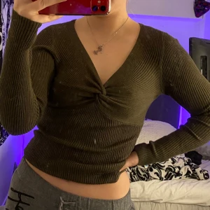 Grön topp - Supersöt mörkgrön topp jag köpte förra året i usa! Har använts några gånger men är fortfarande i bra skick!! 