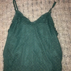 Topp - Söt grön och glittrig topp från bikbok😇, säljer då den är för liten på mig! Frakt tillkommer. Strl xs