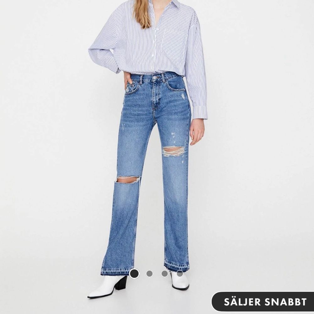 Säljer mina assnygga jeans pga får inte användning för dom, har bara använt dom en gång så jättebra skick dom är slutsålda i nästan alla storlekar! De är storlek 38 och är långa ner till marken på mig som är 170cm, passar mindre storlekar också beroende på hur pösigt du vill ha dom, frakt tillkommer! Har startat budgivning, skriv privat om du vill lägga bud. budet ligger på 270kr+frakt. Jeans & Byxor.