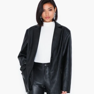 Skinnkavaj  - Kavaj i fejkskinn från Nelly som inte längre säljs. Den är i väldigt fint skick. Det är en storlek 34 men den sitter väldigt oversized! Nypris: 699kr🥰