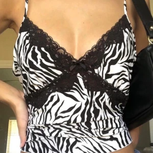 Zebra tank top - Snygg topp i storlek L men sitter med som en M/S. *LÅNADE BILDER* skriv prov för fler bilder!!! Bud från 40 kr!!!