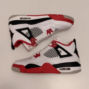 Nike Air Jordan 4 Fire Red (GS) - Säljer Nike Air Jordan 4 Fire Red (GS). Storlek EU36.5. Dem är helt nya och oanvända. Köparen står för frakten. Upphämtning i Malmö funkar annars superbra📍30+ refs. 🤗 Kom PM om det är något ni undrar!
