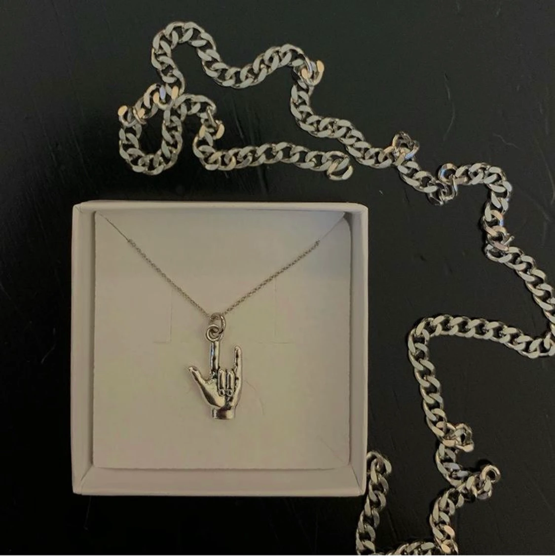 Silvrigt halsband med en hand - 90