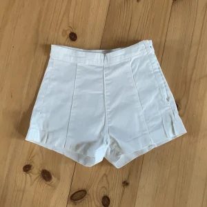 Vita shorts, höga i midjan  - Väldigt fina vita shorts från hm. Höga i midjan och sitter fint! 
