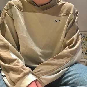  Nike Sweatshirt - Nike Sweatshirt, jätte skön och fin! Buda i kommentarerna💕 BUDGIVNINGEN AVSLUTAS IMORGON KLOCKAN 20:00