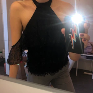 Topp från zara storlek xs - Svart spetstopp från zara i storlek xs. Använd endast ett fåtal gånger. Det finns ”ärmar” på som man ser i första bilden men jag brukar inte använda dom (andra bilden). Jag säljer för 20 kr plus frakt alltså 83 kr. Pris kan diskuteras.